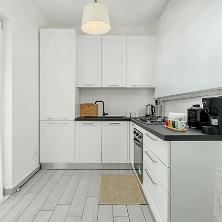 Ada - By And Service Villa