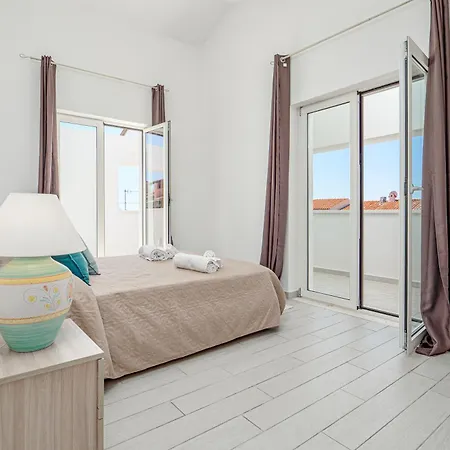 Ada - By And Service Villa *