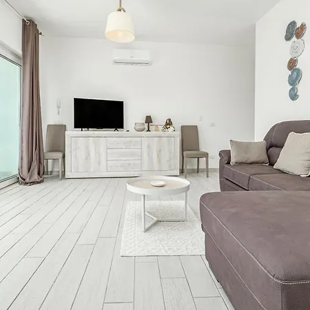 Ada - By And Service Villa *