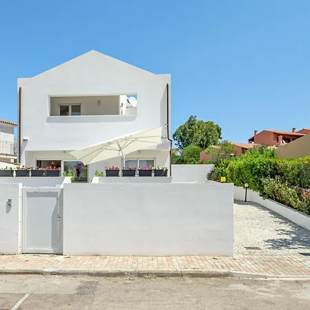 Ada - By And Service Villa Golfo Aranci