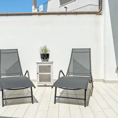 Ada - By And Service Villa