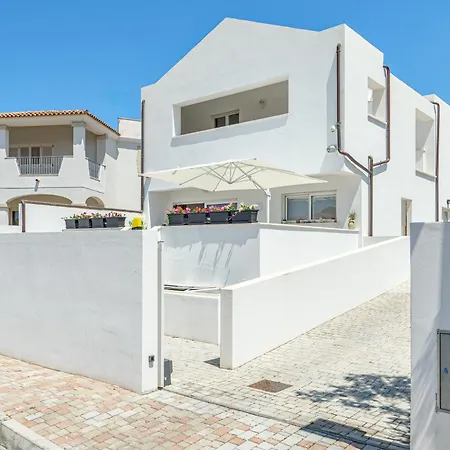 Ada - By And Service Villa