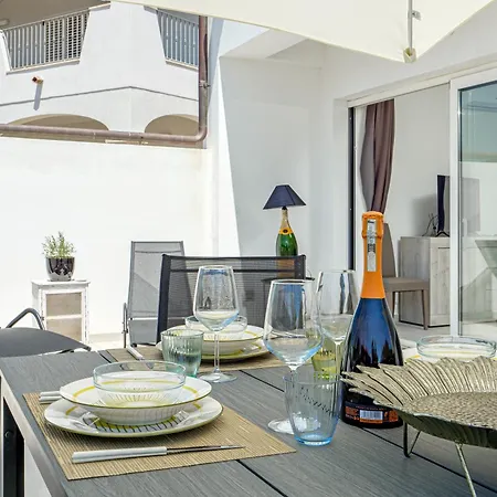 Ada - By And Service Villa